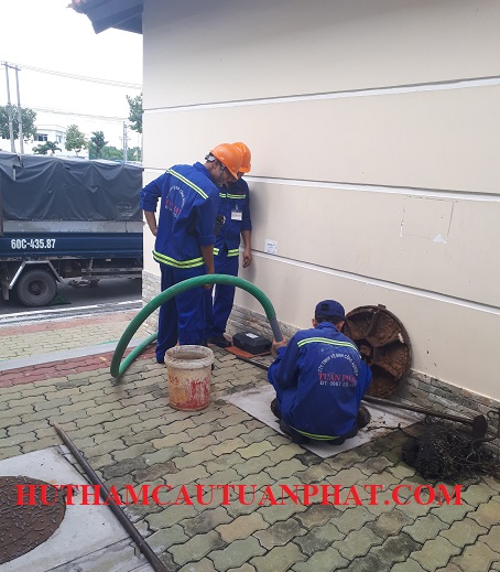 Hút hầm cầu tại Cụm CN Hắc Dịch