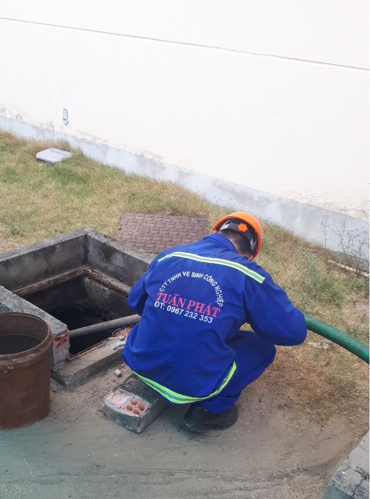 Rút hầm cầu phường Hòa Bình